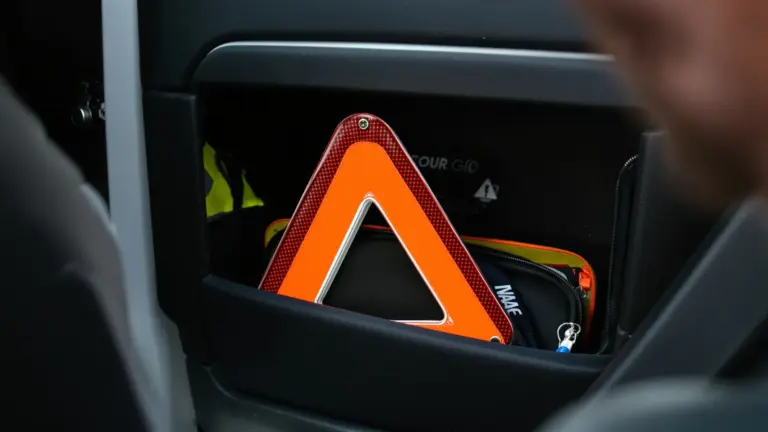 Gilet jaune et triangle : où les ranger pour être en règle ?