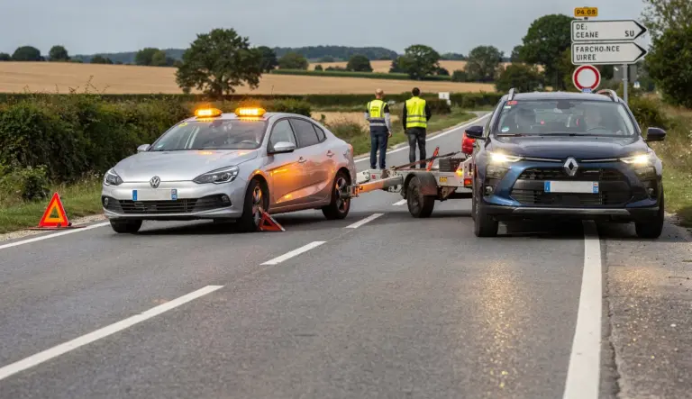 Remorquer une voiture en panne : règles et précautions essentielles